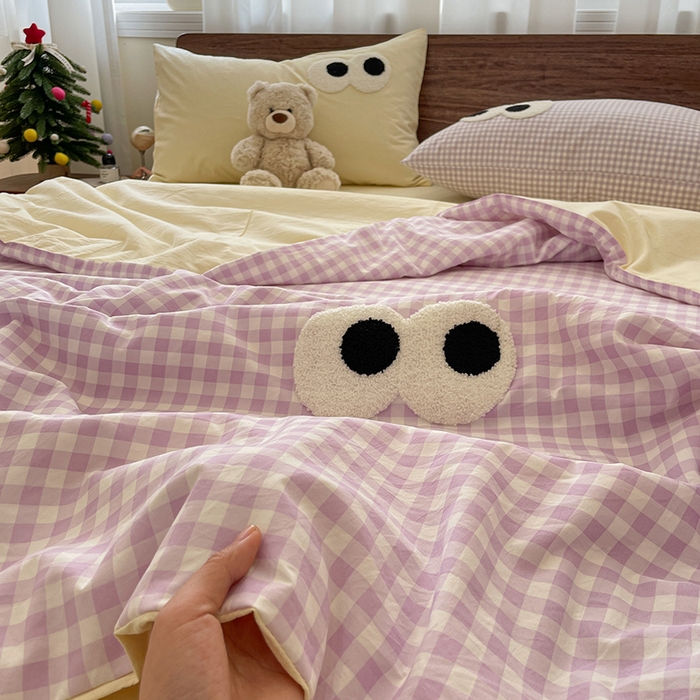 91家纺网 家纺一手货源 找家纺 桃心家居 2026春夏新款A类ins云柔水洗棉升级毛巾绣大眼睛大豆单夏被夏被四件套 水洗棉-大眼睛夏被紫小格奶黄