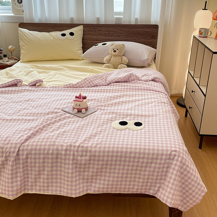 91家纺网 家纺一手货源 找家纺 桃心家居 2026春夏新款A类ins云柔水洗棉升级毛巾绣大眼睛大豆单夏被夏被四件套 水洗棉-大眼睛夏被紫小格奶黄