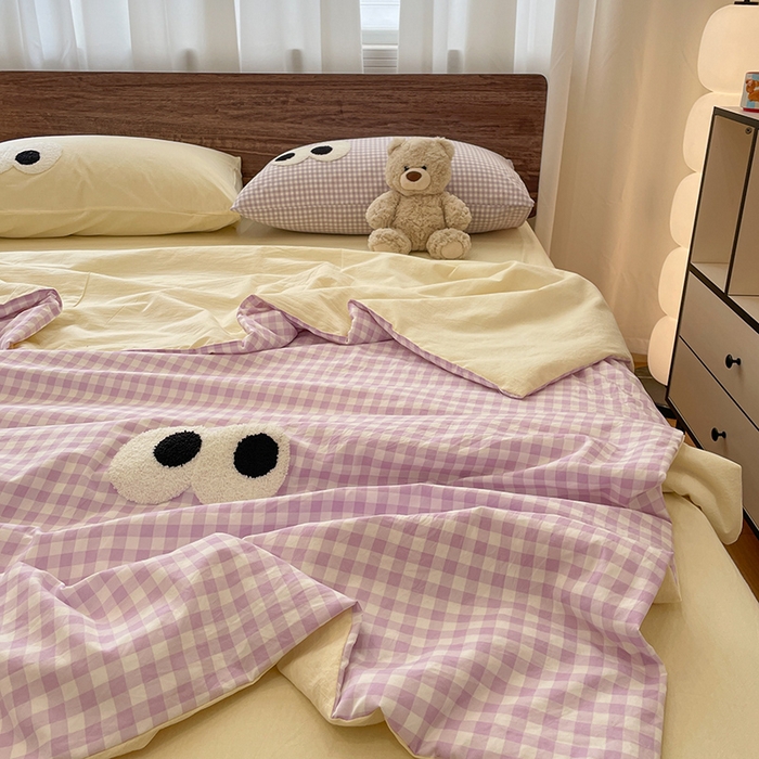 91家纺网 家纺一手货源 找家纺 桃心家居 2026春夏新款A类ins云柔水洗棉升级毛巾绣大眼睛大豆单夏被夏被四件套 水洗棉-大眼睛夏被紫小格奶黄