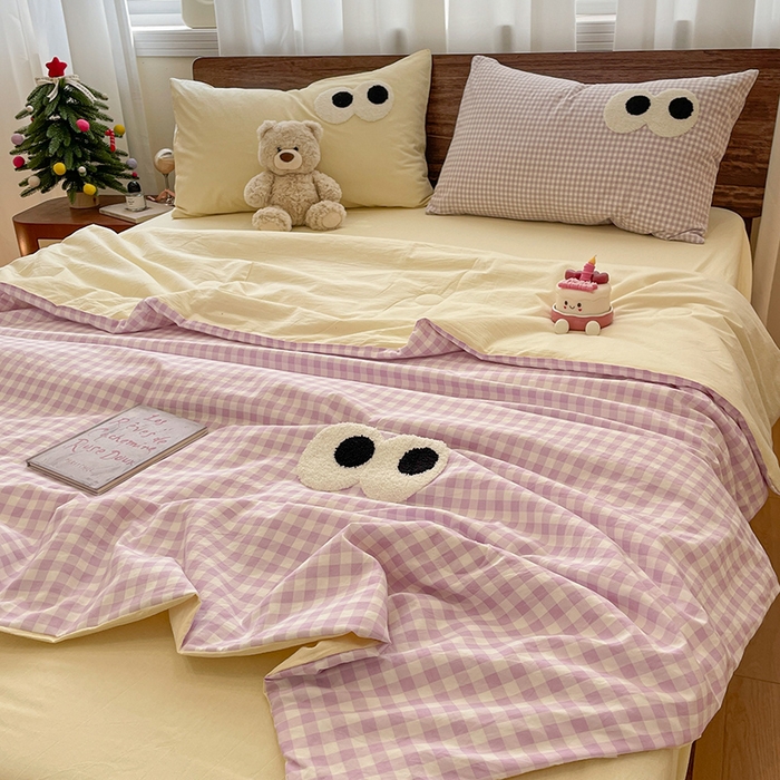 91家纺网 家纺一手货源 找家纺 桃心家居 2026春夏新款A类ins云柔水洗棉升级毛巾绣大眼睛大豆单夏被夏被四件套 水洗棉-大眼睛夏被紫小格奶黄