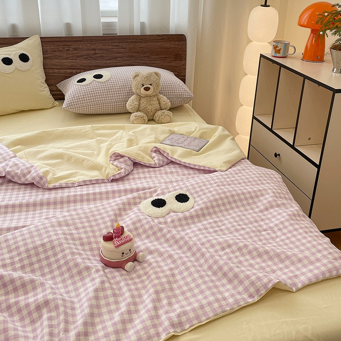 91家纺网 家纺一手货源 找家纺 桃心家居 2026春夏新款A类ins云柔水洗棉升级毛巾绣大眼睛大豆单夏被夏被四件套 水洗棉-大眼睛夏被紫小格奶黄