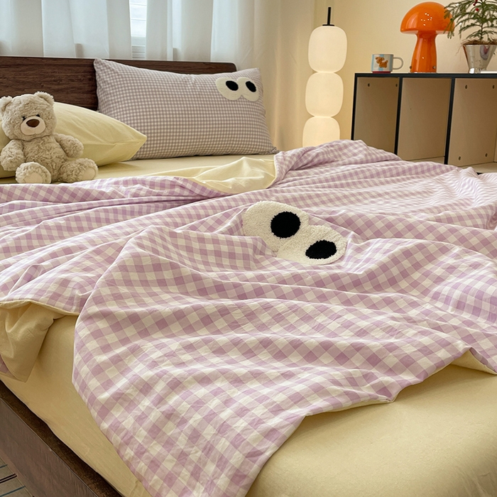 91家纺网 家纺一手货源 找家纺 桃心家居 2026春夏新款A类ins云柔水洗棉升级毛巾绣大眼睛大豆单夏被夏被四件套 水洗棉-大眼睛夏被紫小格奶黄