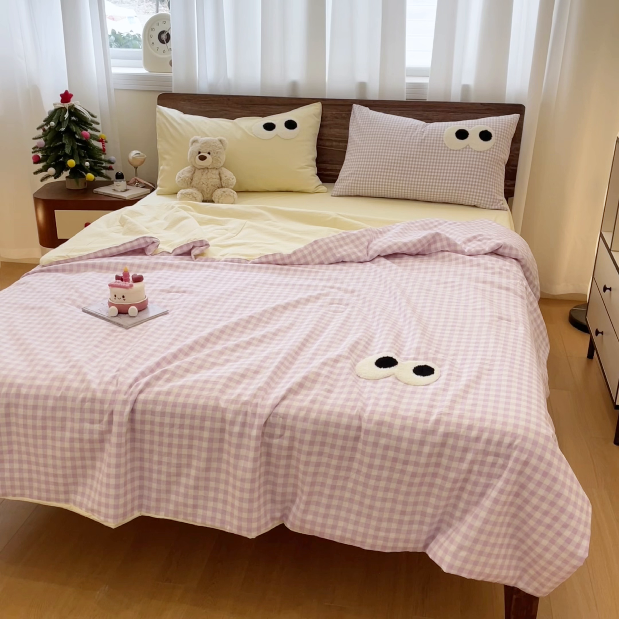 91家纺网 家纺一手货源 找家纺 桃心家居 2026春夏新款A类ins云柔水洗棉升级毛巾绣大眼睛大豆单夏被夏被四件套 水洗棉-大眼睛夏被紫小格奶黄