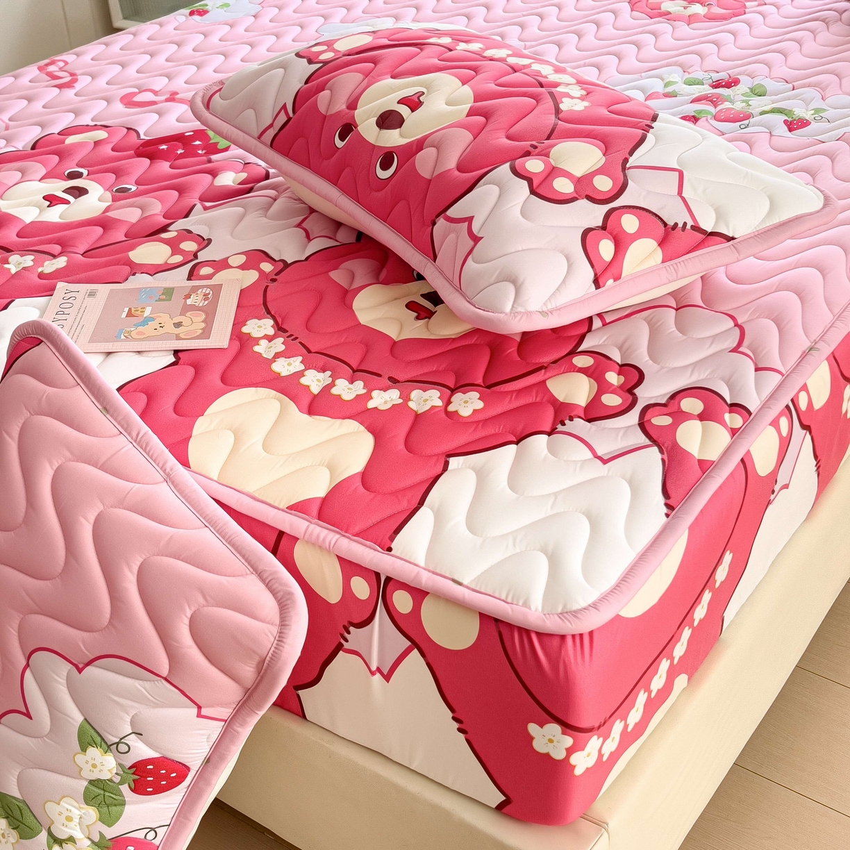 91家纺网 家纺一手货源 找家纺 希廷顿 2026新款印花夹棉防水床笠单床笠床笠单件 草莓熊