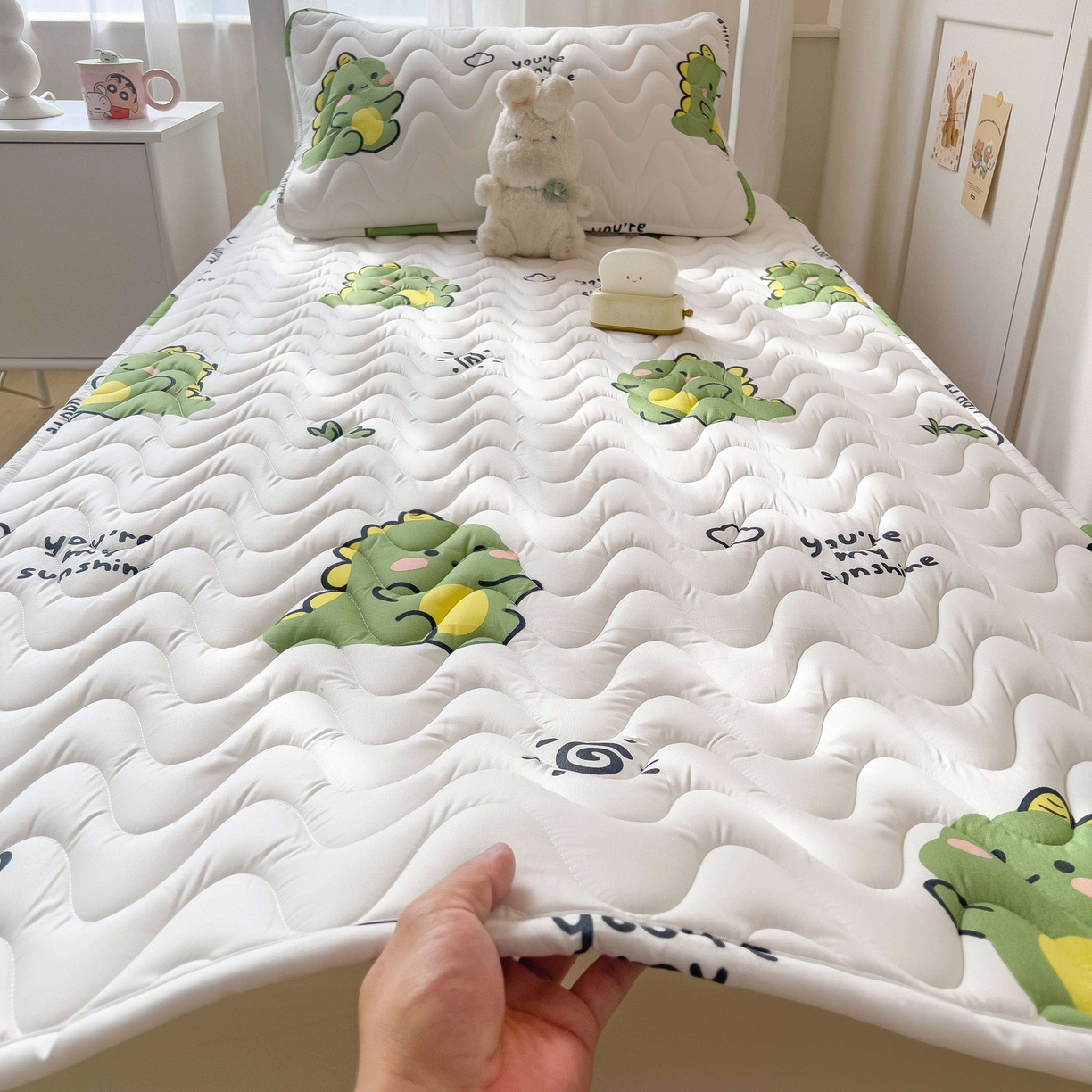 91家纺网 家纺一手货源 找家纺 希廷顿 2026新款印花夹棉防水床垫学生款 小恐龙