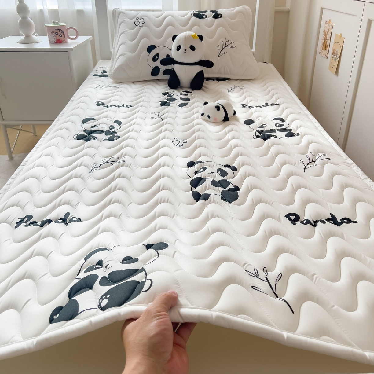 91家纺网 家纺一手货源 找家纺 希廷顿 2026新款印花夹棉防水床垫学生款 熊猫攀竹