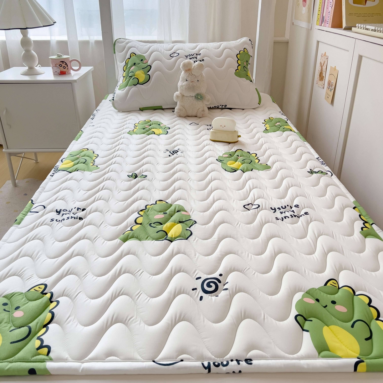 91家纺网 家纺一手货源 找家纺 希廷顿 2026新款印花夹棉防水床垫学生款 小恐龙