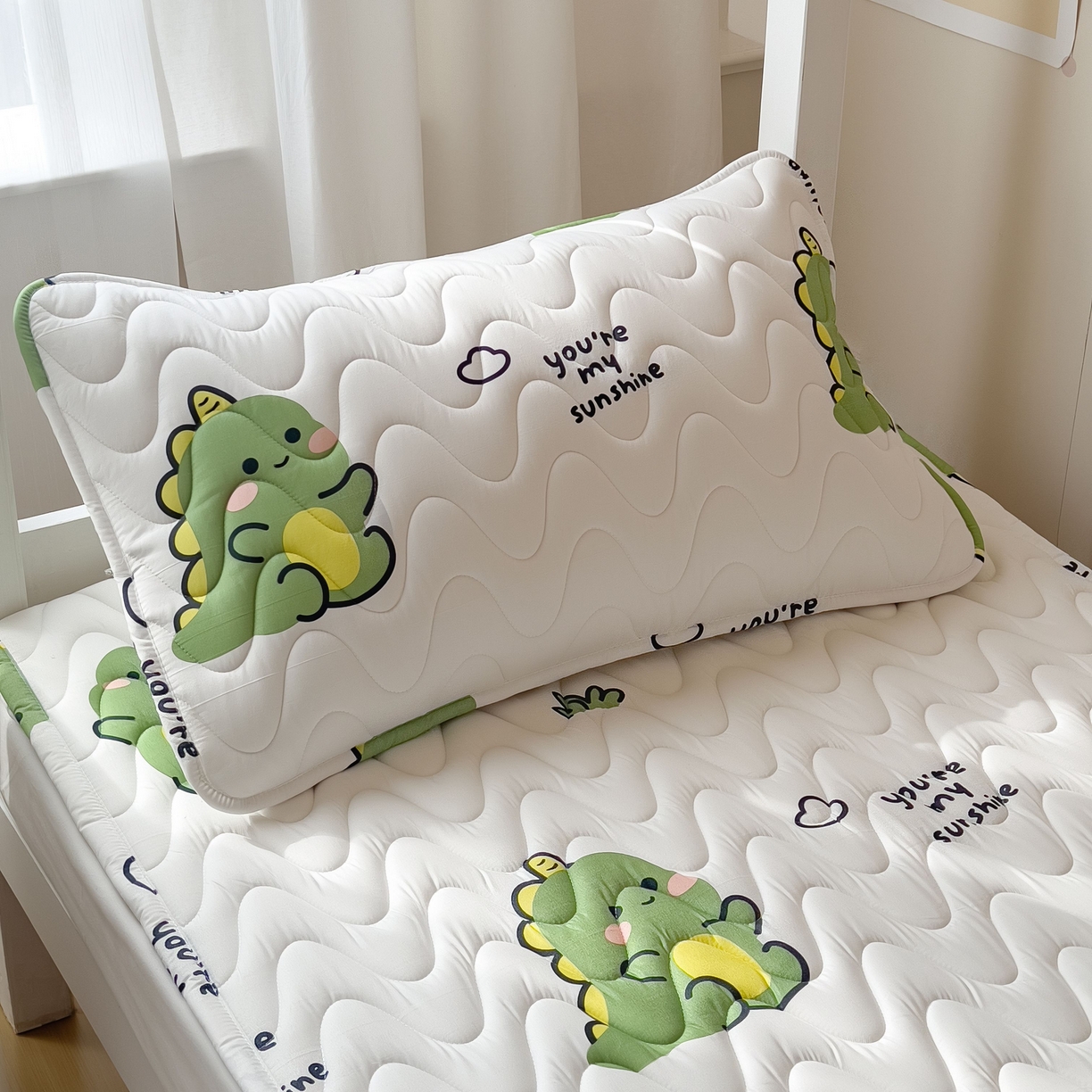 91家纺网 家纺一手货源 找家纺 希廷顿 2026新款印花夹棉防水床垫学生款 小恐龙