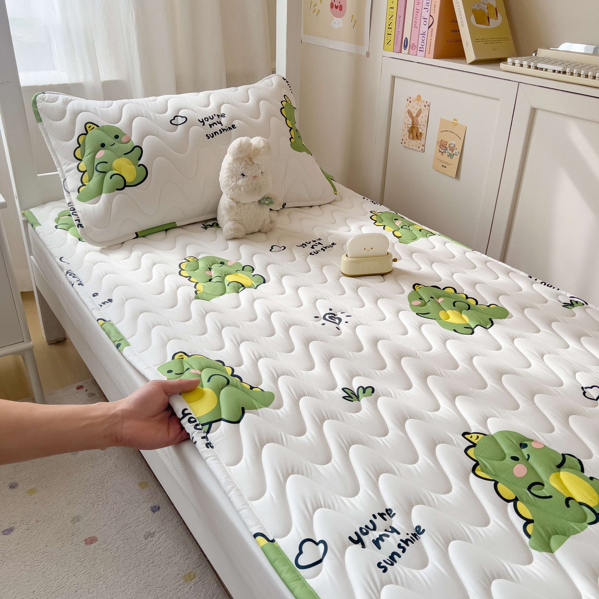 91家纺网 家纺一手货源 找家纺 希廷顿 2026新款印花夹棉防水床垫学生款 小恐龙