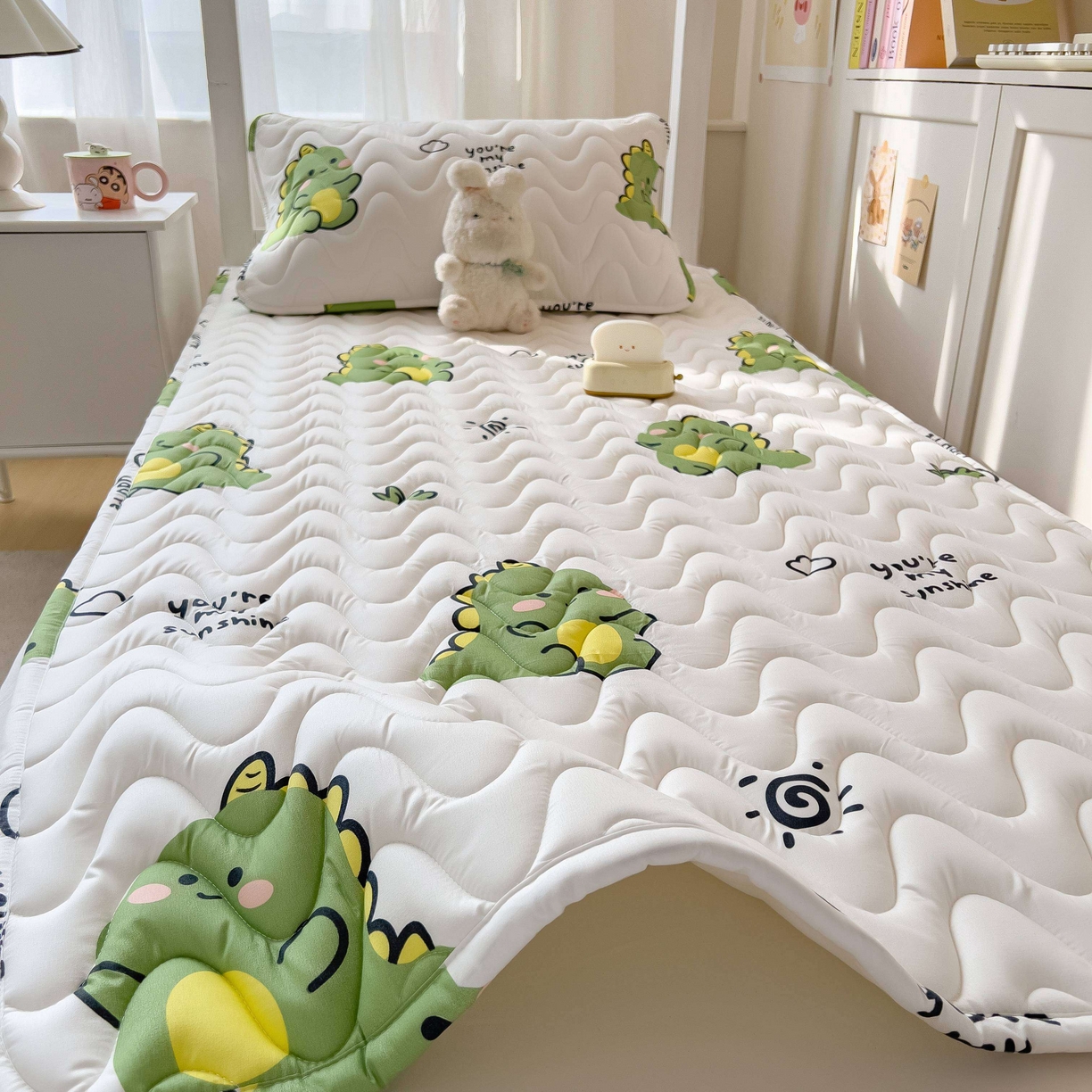 91家纺网 家纺一手货源 找家纺 希廷顿 2026新款印花夹棉防水床垫学生款 小恐龙