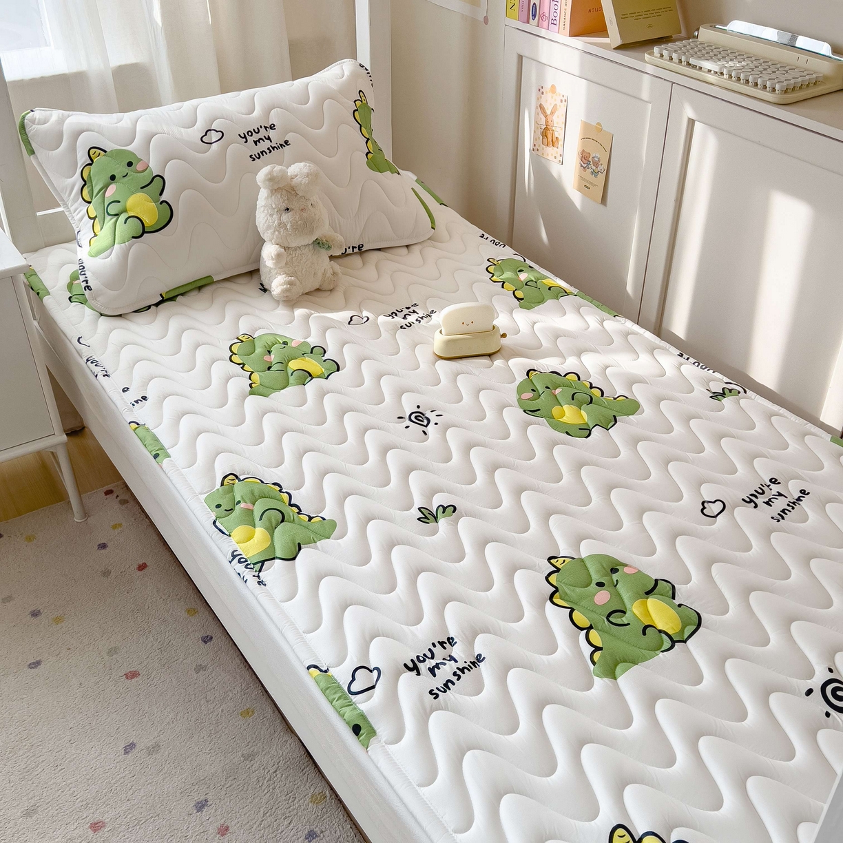 91家纺网 家纺一手货源 找家纺 希廷顿 2026新款印花夹棉防水床垫学生款 小恐龙