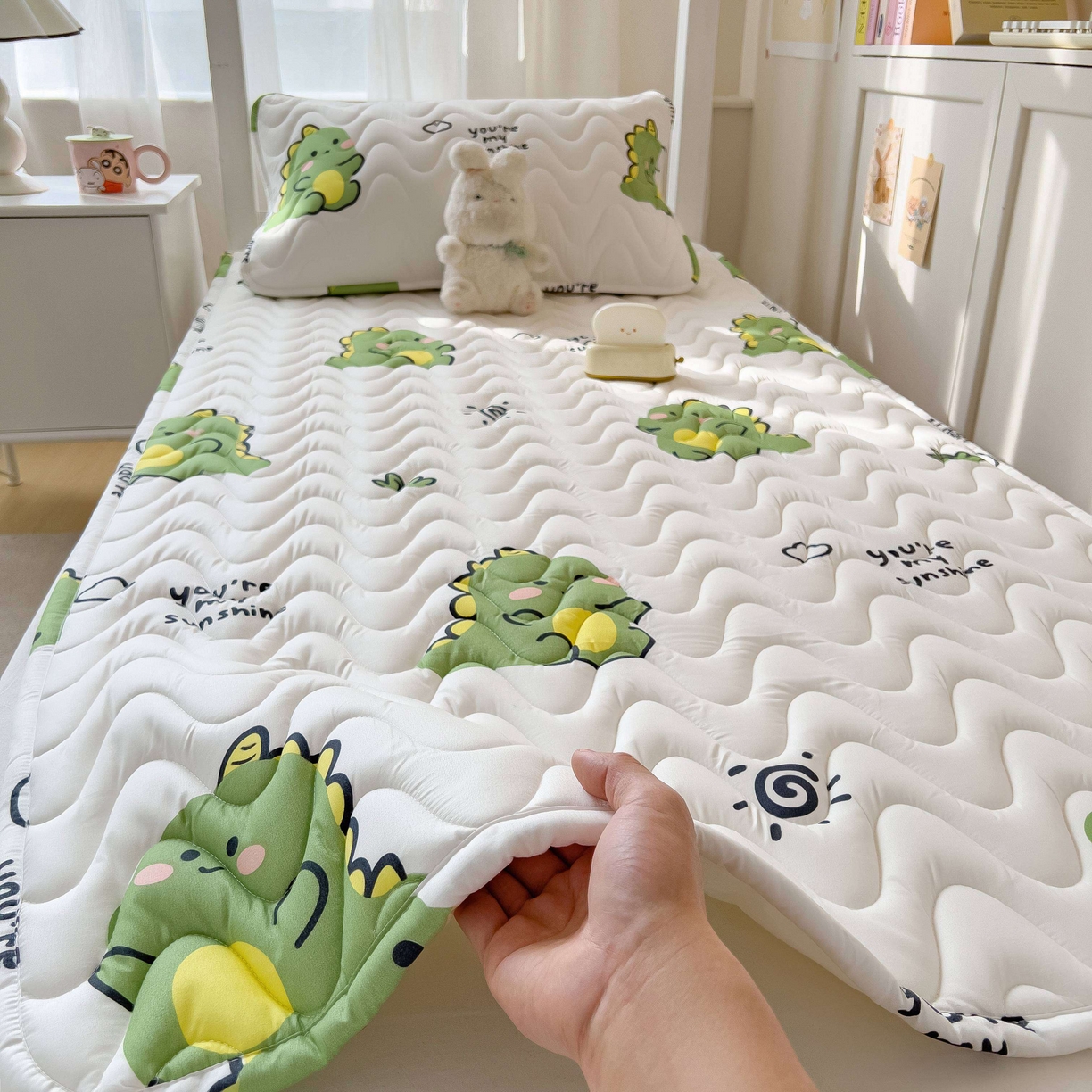 91家纺网 家纺一手货源 找家纺 希廷顿 2026新款印花夹棉防水床垫学生款 小恐龙