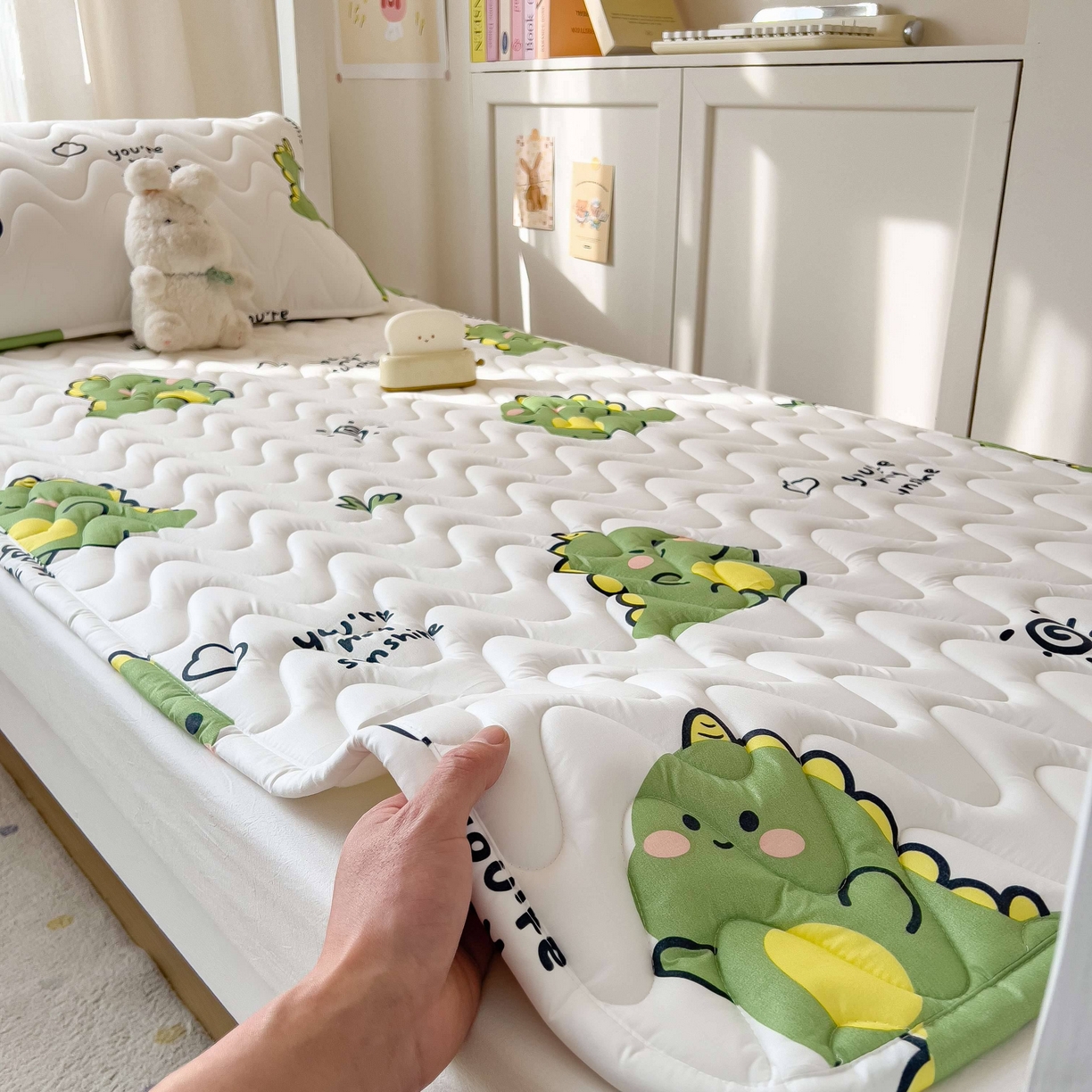 91家纺网 家纺一手货源 找家纺 希廷顿 2026新款印花夹棉防水床垫学生款 小恐龙