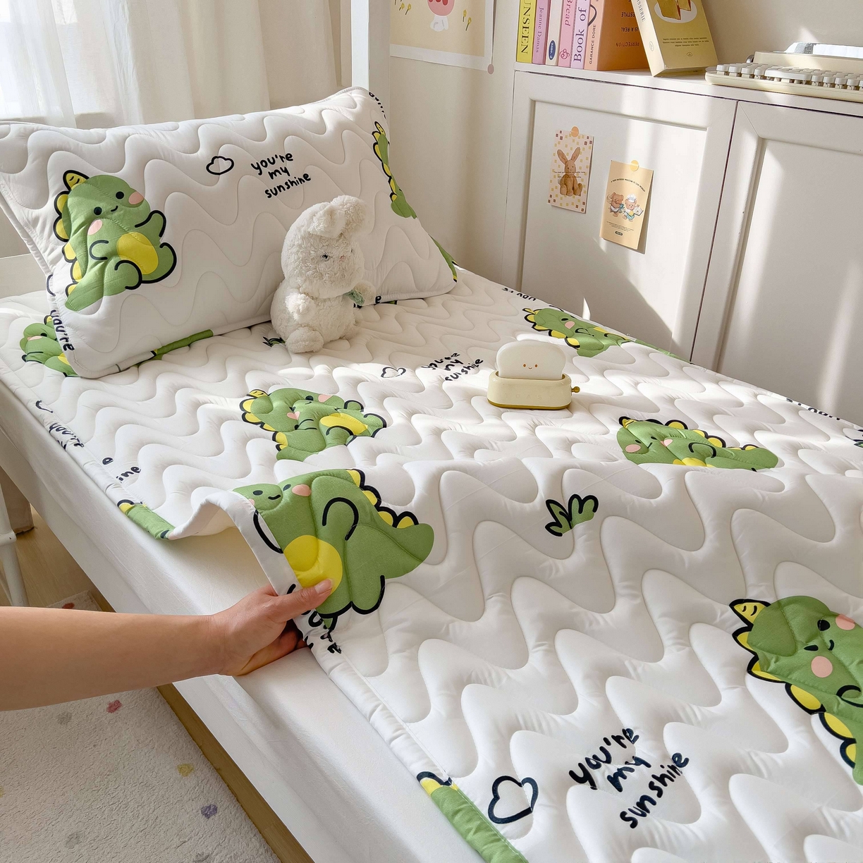 91家纺网 家纺一手货源 找家纺 希廷顿 2026新款印花夹棉防水床垫学生款 小恐龙