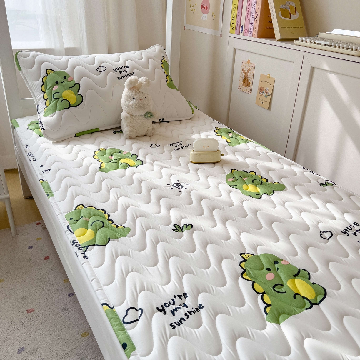 91家纺网 家纺一手货源 找家纺 希廷顿 2026新款印花夹棉防水床垫学生款 小恐龙