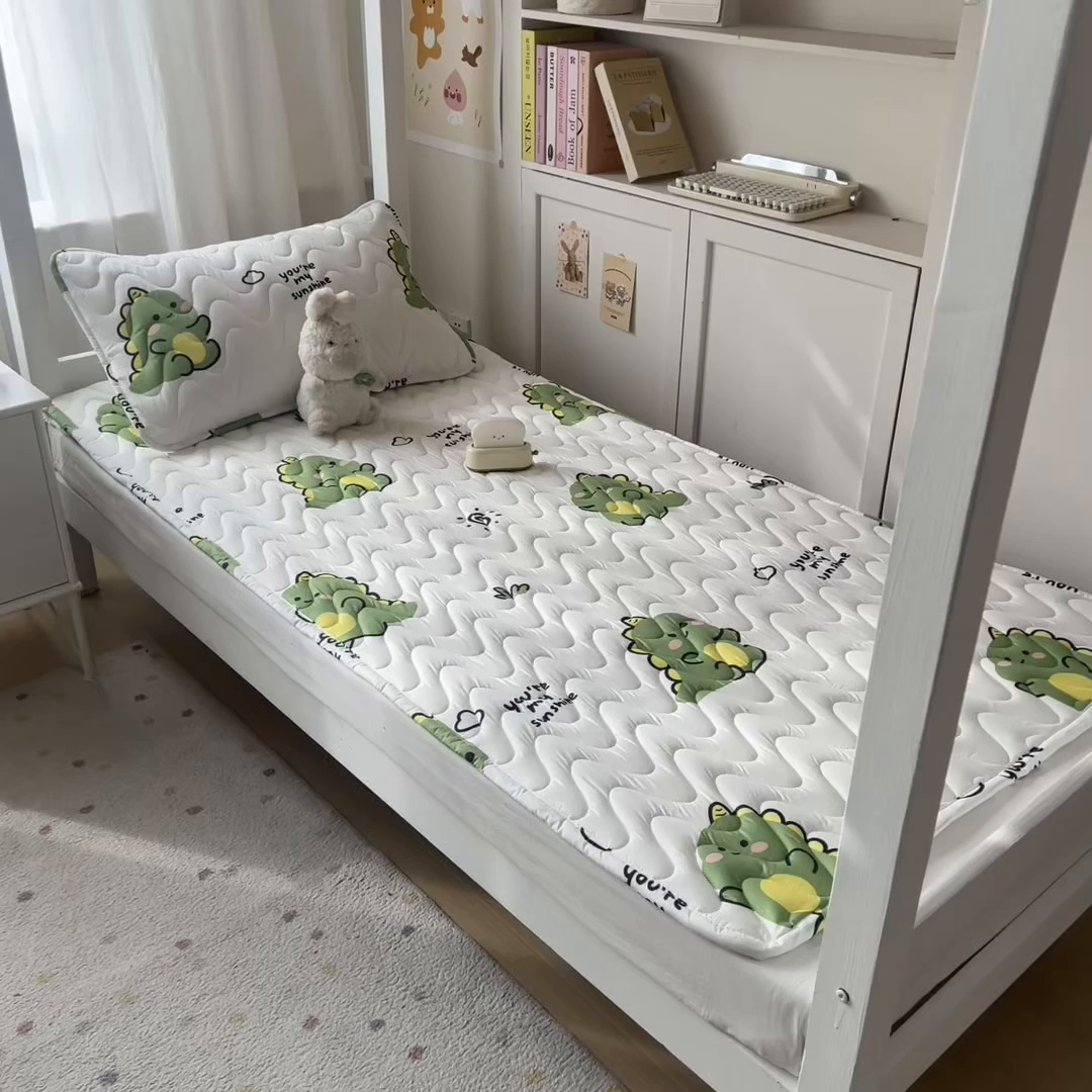 91家纺网 家纺一手货源 找家纺 希廷顿 2026新款印花夹棉防水床垫学生款 小恐龙