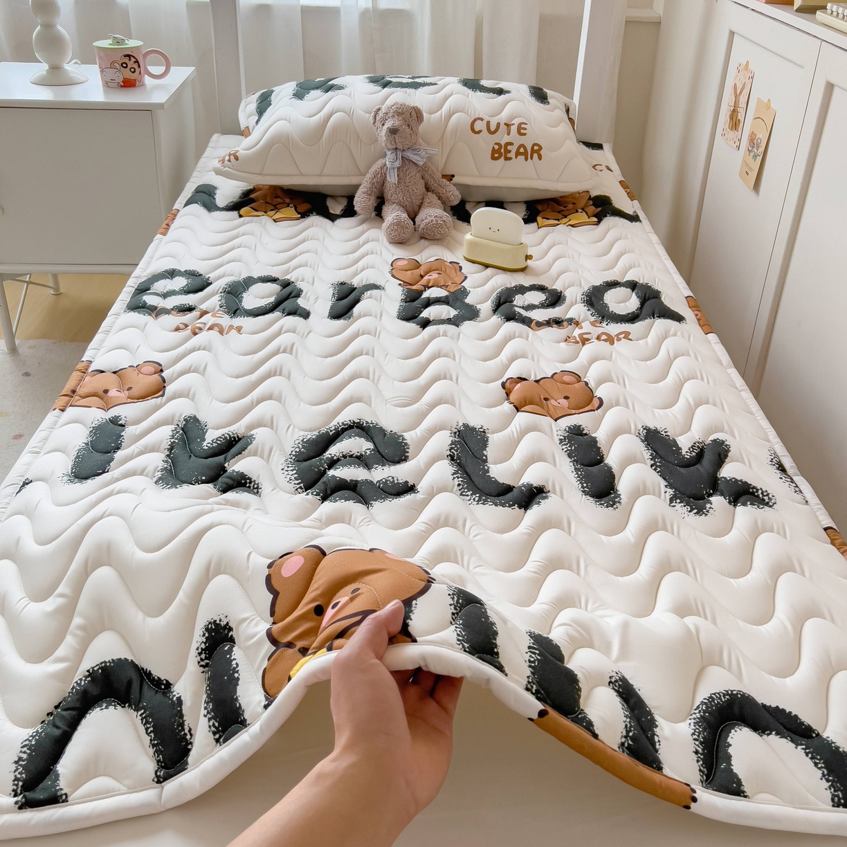 91家纺网 家纺一手货源 找家纺 希廷顿 2026新款印花夹棉防水床垫学生款 luck熊