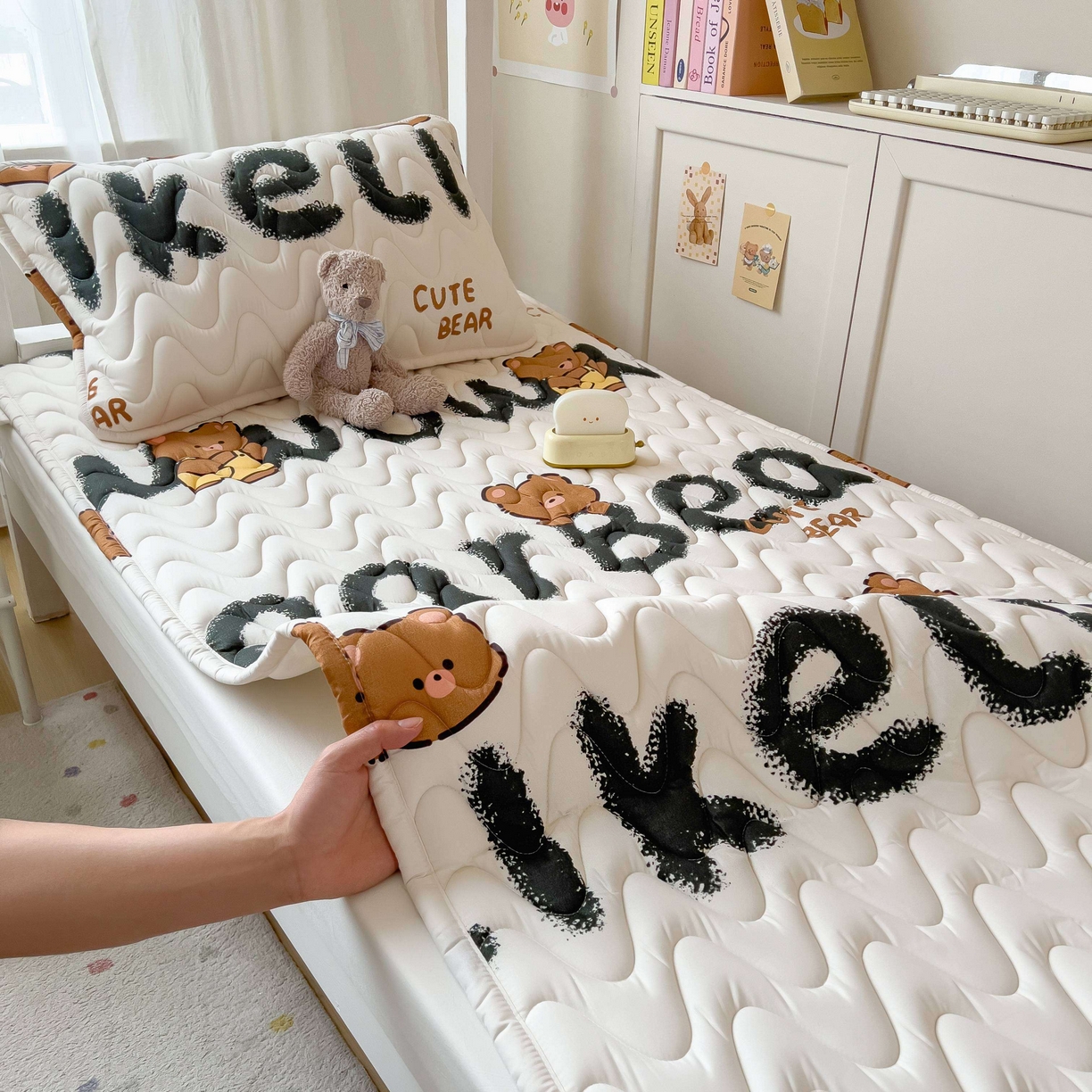 91家纺网 家纺一手货源 找家纺 希廷顿 2026新款印花夹棉防水床垫学生款 luck熊