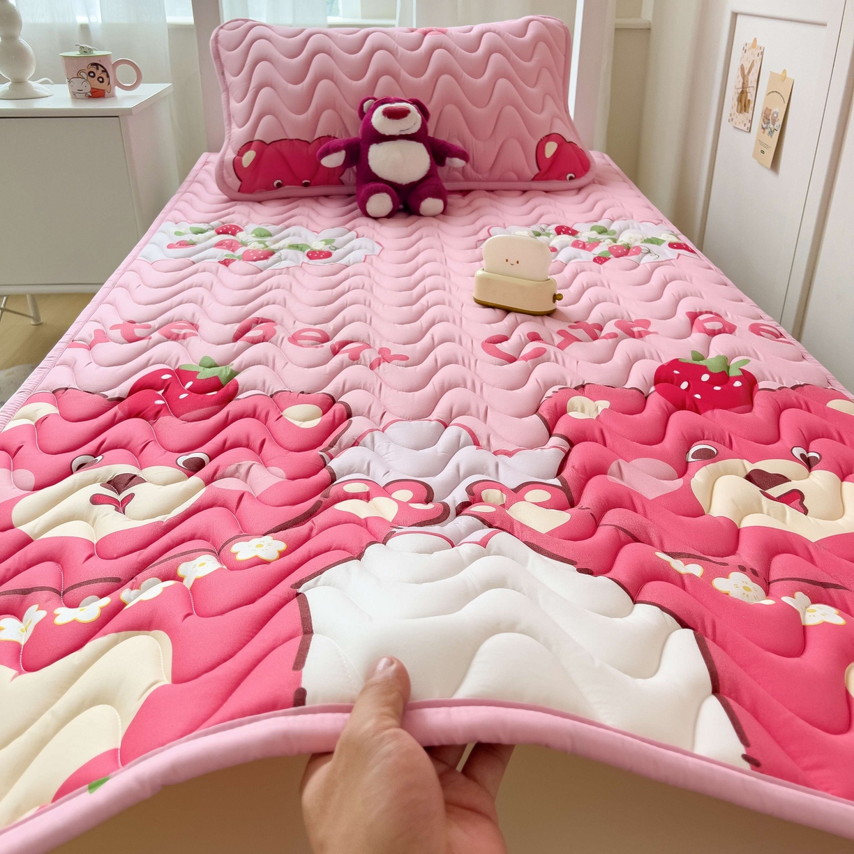 91家纺网 家纺一手货源 找家纺 希廷顿 2026新款印花夹棉防水床垫学生款 草莓熊