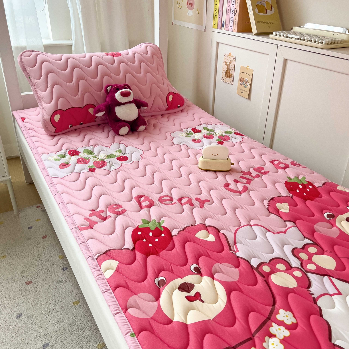 91家纺网 家纺一手货源 找家纺 希廷顿 2026新款印花夹棉防水床垫学生款 草莓熊