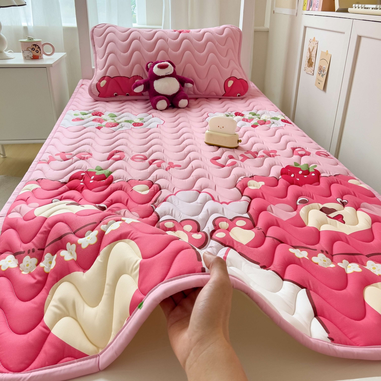 91家纺网 家纺一手货源 找家纺 希廷顿 2026新款印花夹棉防水床垫学生款 草莓熊