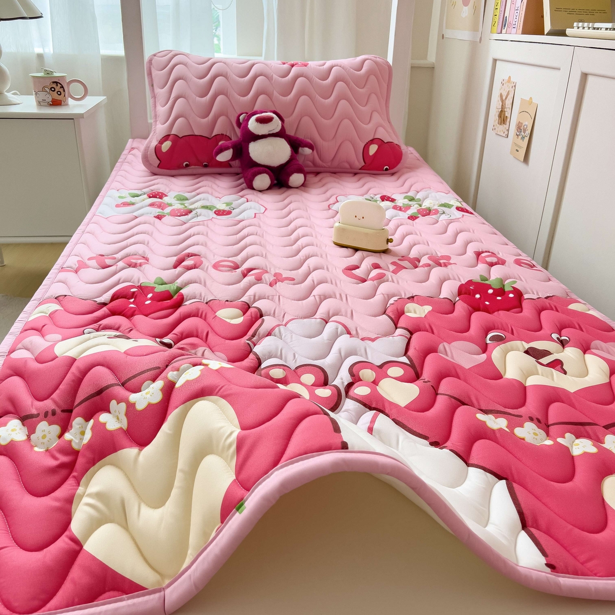 91家纺网 家纺一手货源 找家纺 希廷顿 2026新款印花夹棉防水床垫学生款 草莓熊