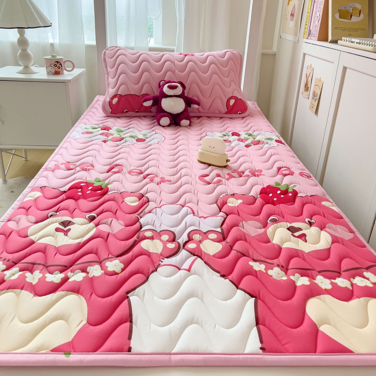 91家纺网 家纺一手货源 找家纺 希廷顿 2026新款印花夹棉防水床垫学生款 草莓熊