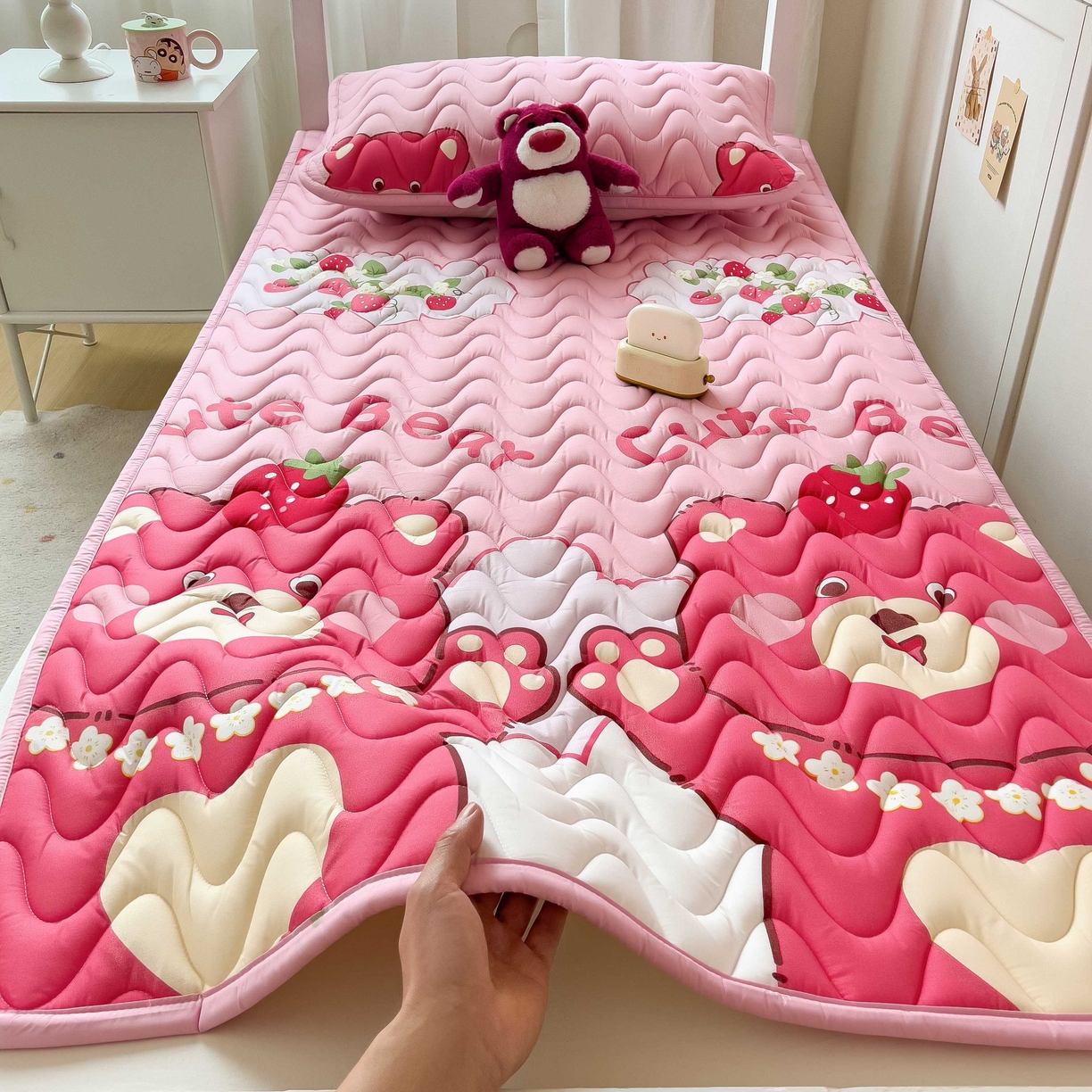 91家纺网 家纺一手货源 找家纺 希廷顿 2026新款印花夹棉防水床垫学生款 草莓熊