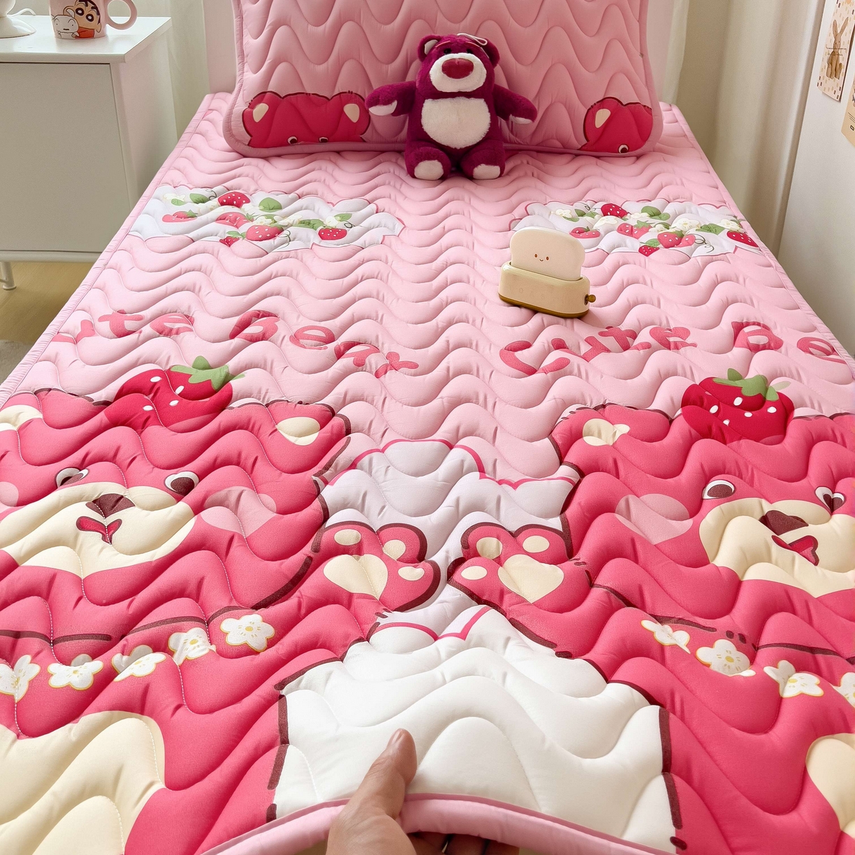 91家纺网 家纺一手货源 找家纺 希廷顿 2026新款印花夹棉防水床垫学生款 草莓熊