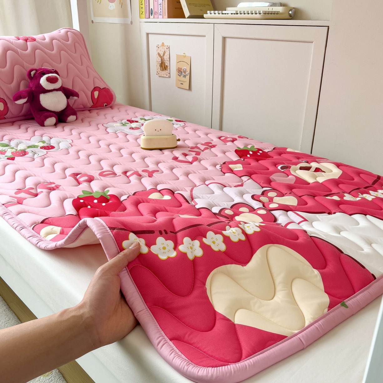 91家纺网 家纺一手货源 找家纺 希廷顿 2026新款印花夹棉防水床垫学生款 草莓熊