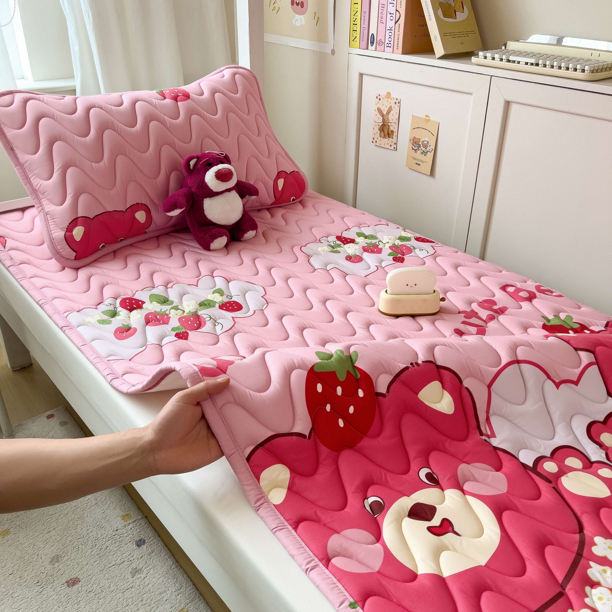 91家纺网 家纺一手货源 找家纺 希廷顿 2026新款印花夹棉防水床垫学生款 草莓熊