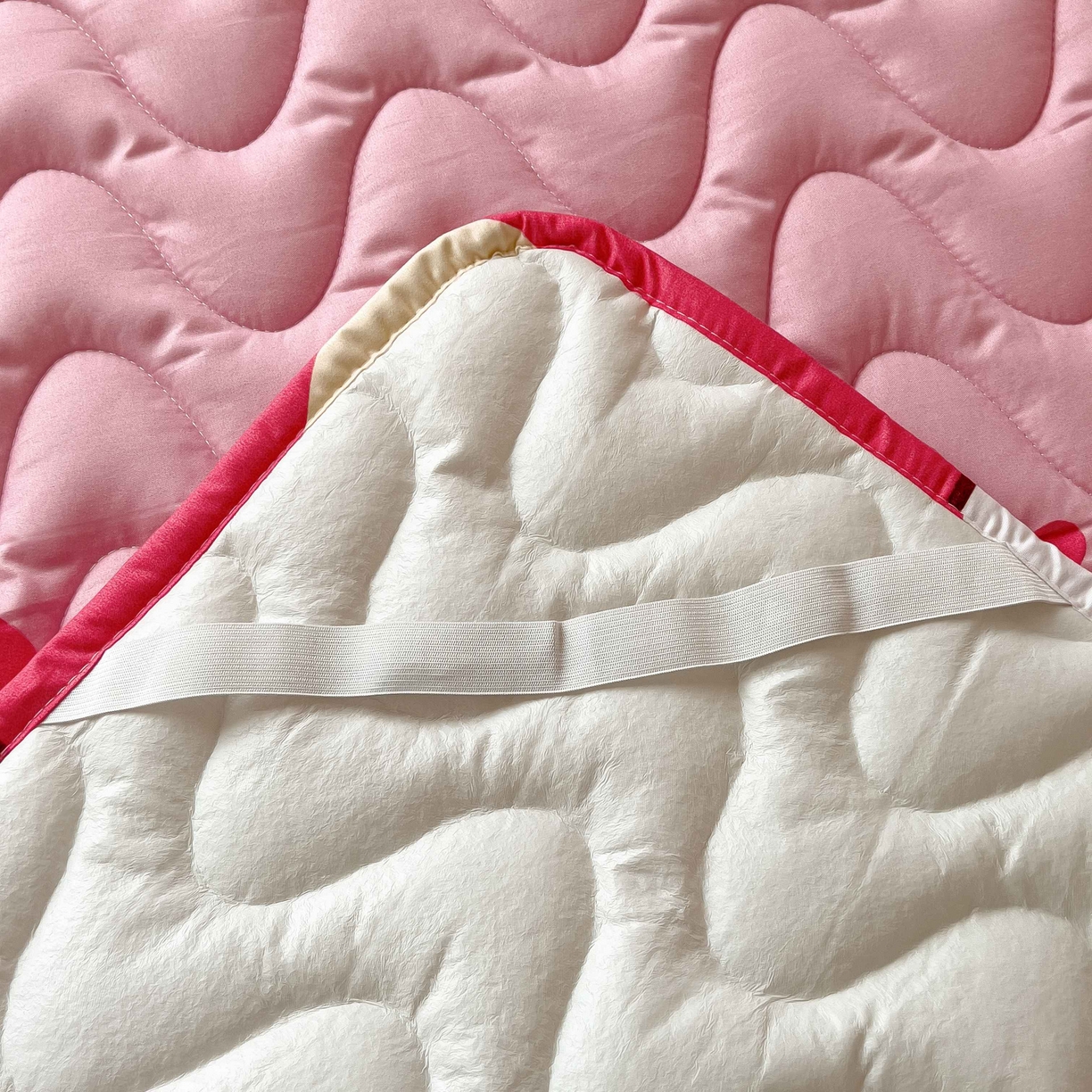 91家纺网 家纺一手货源 找家纺 希廷顿 2026新款印花夹棉防水床垫学生款 草莓熊