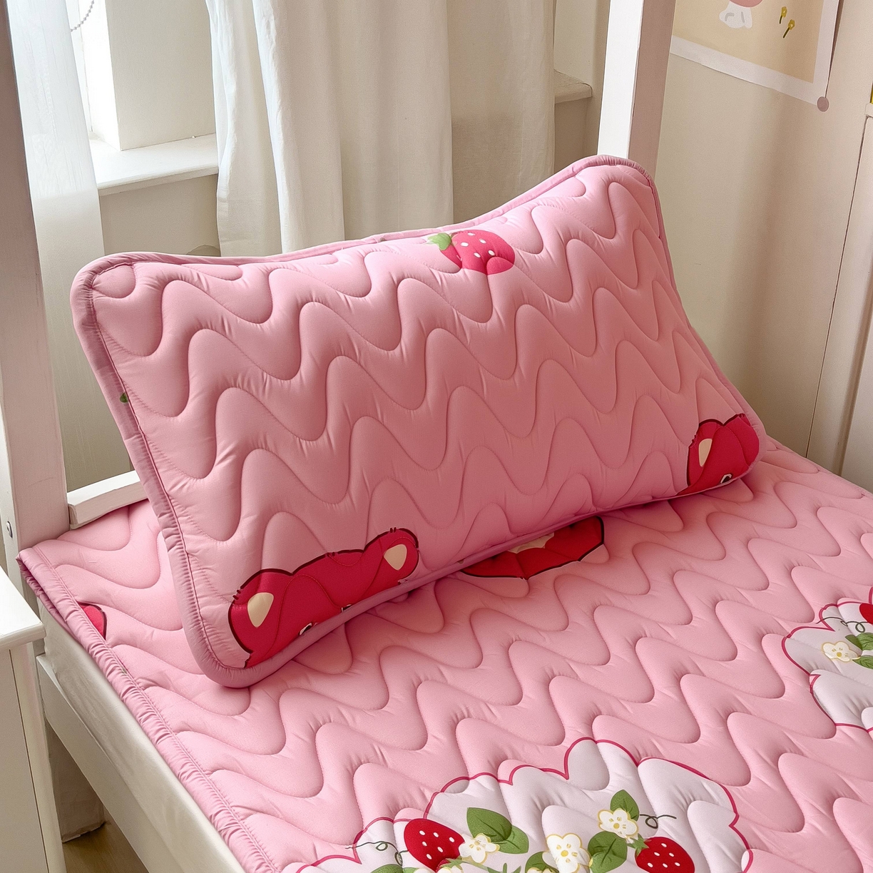 91家纺网 家纺一手货源 找家纺 希廷顿 2026新款印花夹棉防水床垫学生款 草莓熊