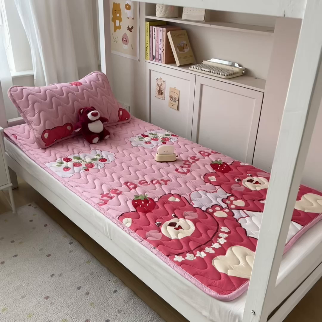 91家纺网 家纺一手货源 找家纺 希廷顿 2026新款印花夹棉防水床垫学生款 草莓熊