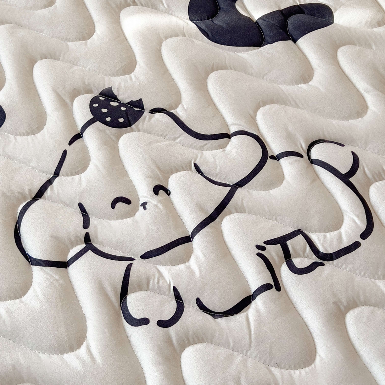 91家纺网 家纺一手货源 找家纺 希廷顿 2026新款印花夹棉防水床垫学生款 萌宠狗