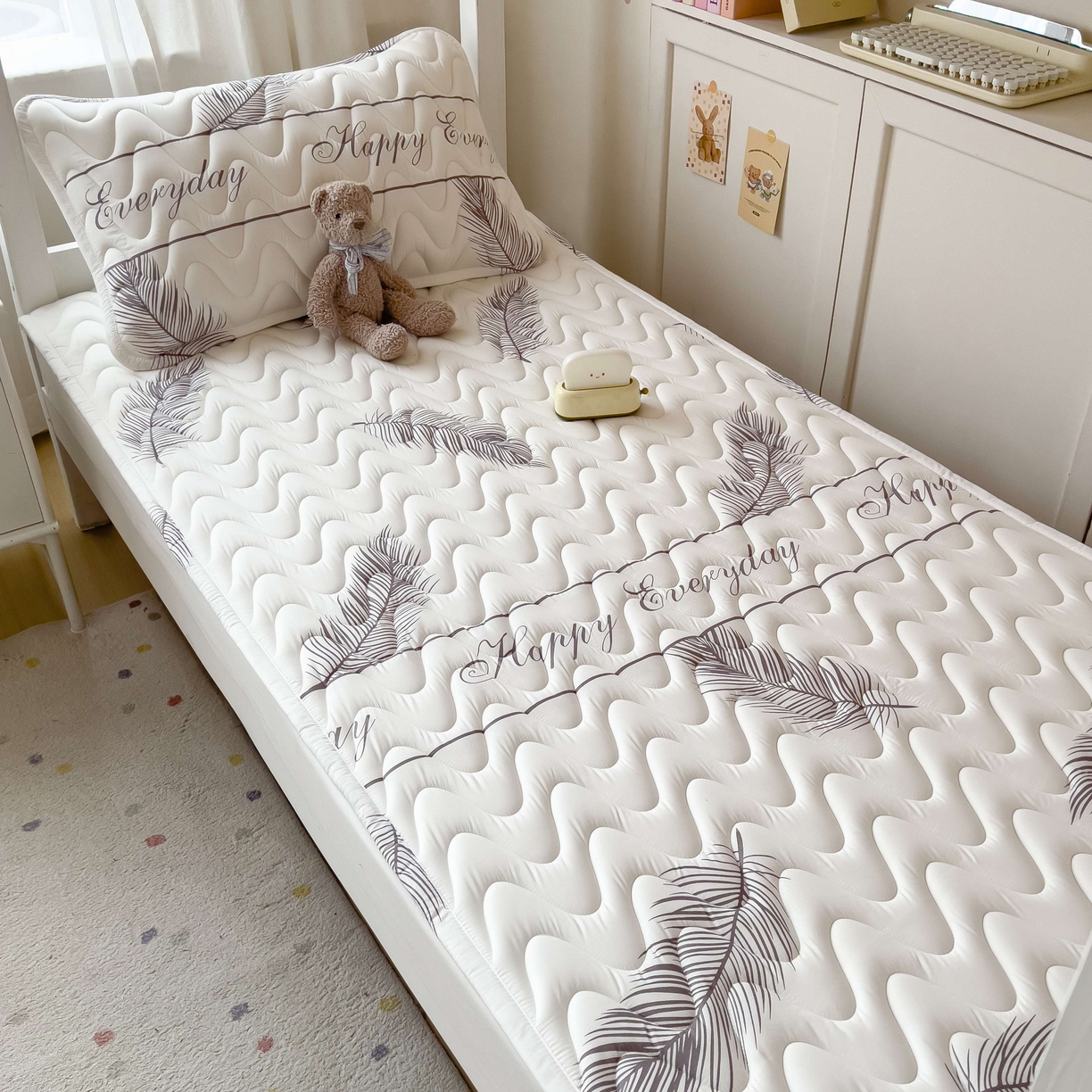 91家纺网 家纺一手货源 找家纺 希廷顿 2026新款印花夹棉防水床垫学生款 梦幻森林