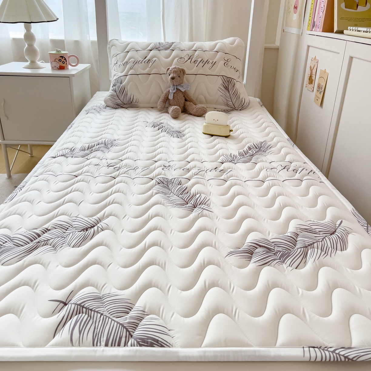 91家纺网 家纺一手货源 找家纺 希廷顿 2026新款印花夹棉防水床垫学生款 梦幻森林