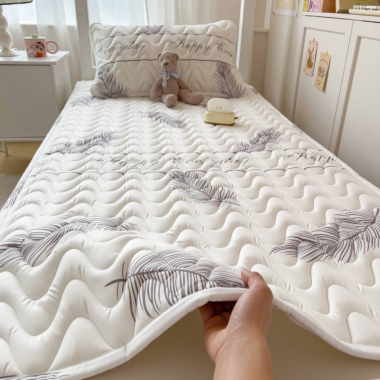 91家纺网 家纺一手货源 找家纺 希廷顿 2026新款印花夹棉防水床垫学生款 梦幻森林