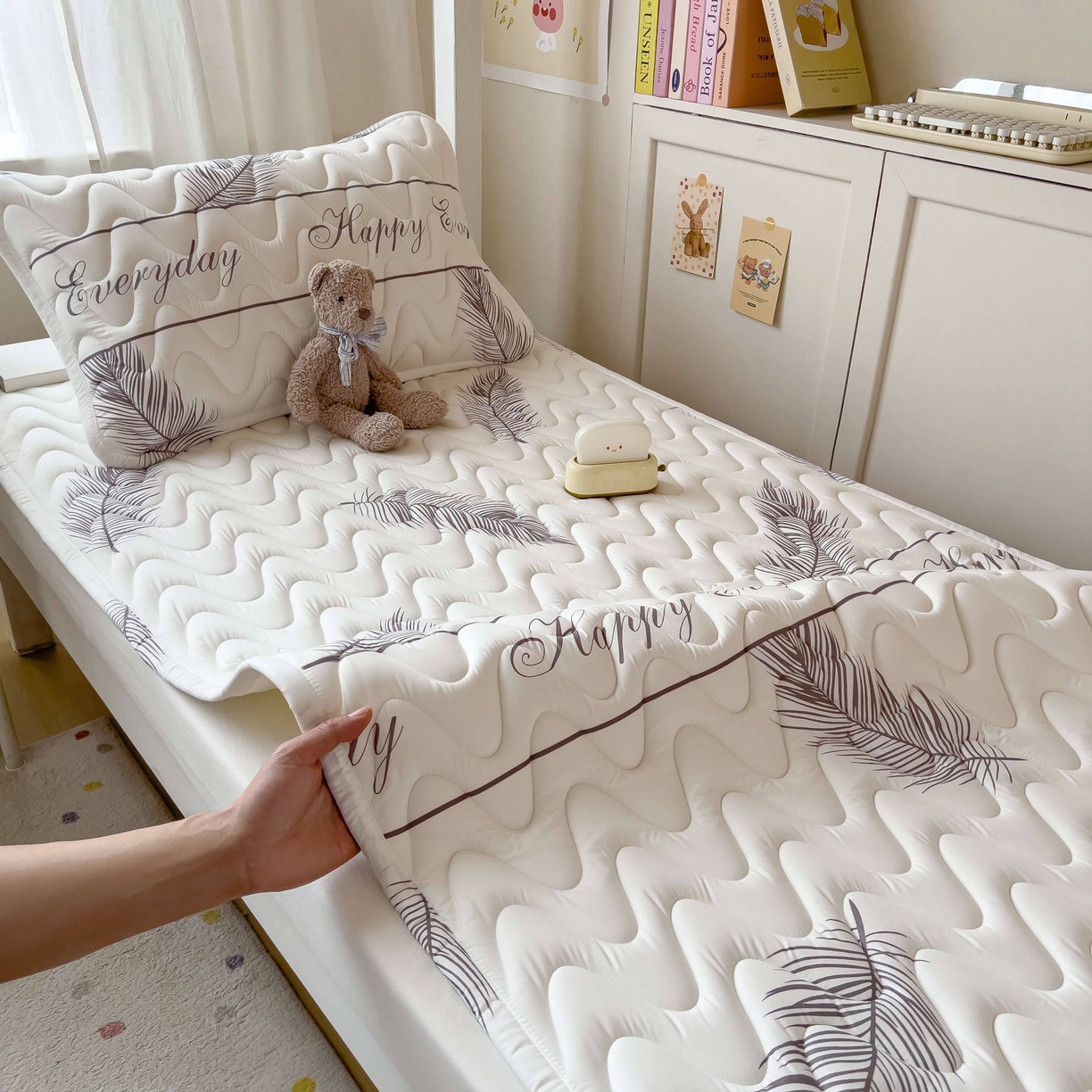 91家纺网 家纺一手货源 找家纺 希廷顿 2026新款印花夹棉防水床垫学生款 梦幻森林