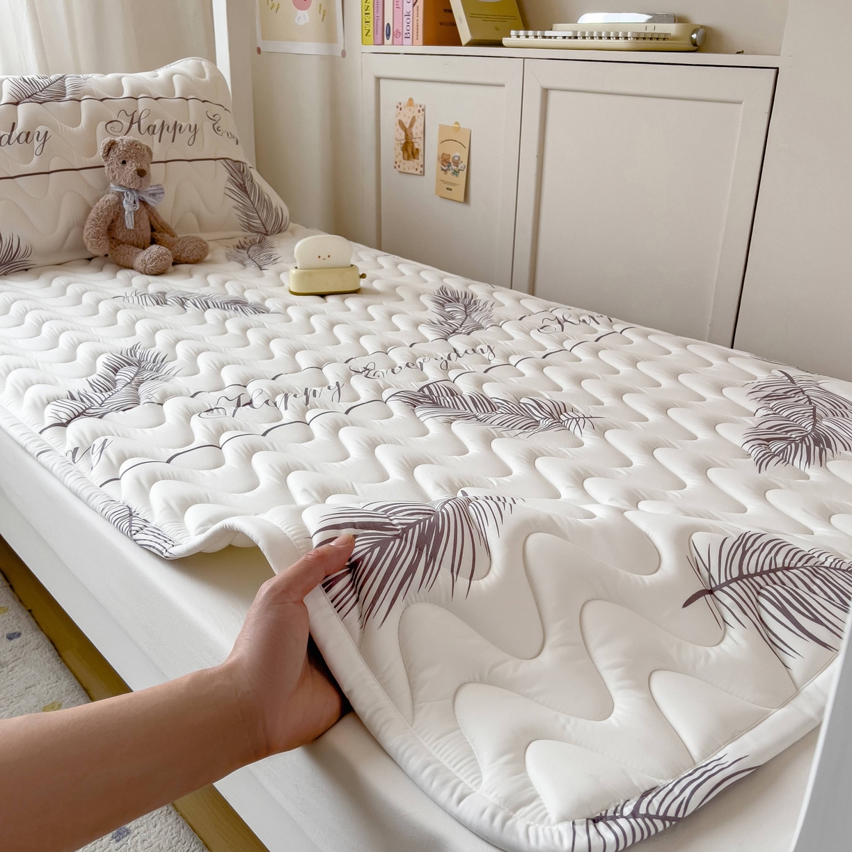 91家纺网 家纺一手货源 找家纺 希廷顿 2026新款印花夹棉防水床垫学生款 梦幻森林