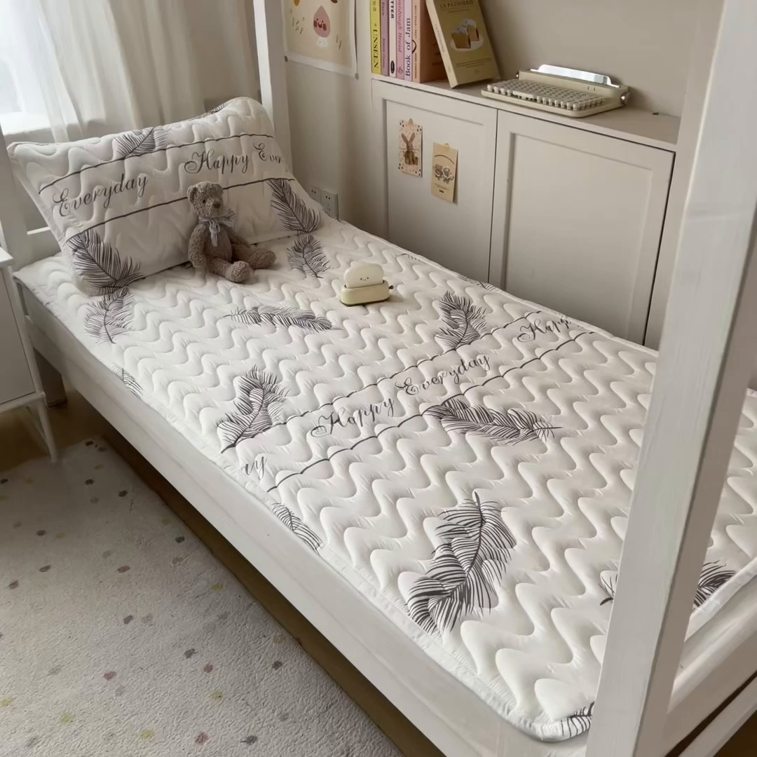 91家纺网 家纺一手货源 找家纺 希廷顿 2026新款印花夹棉防水床垫学生款 梦幻森林