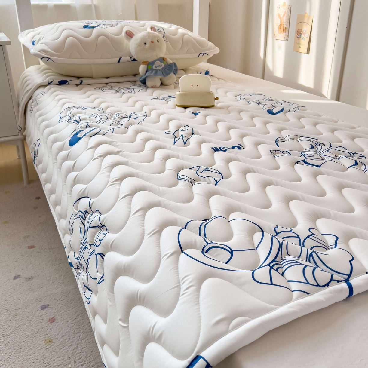 91家纺网 家纺一手货源 找家纺 希廷顿 2026新款印花夹棉防水床垫学生款 太空人