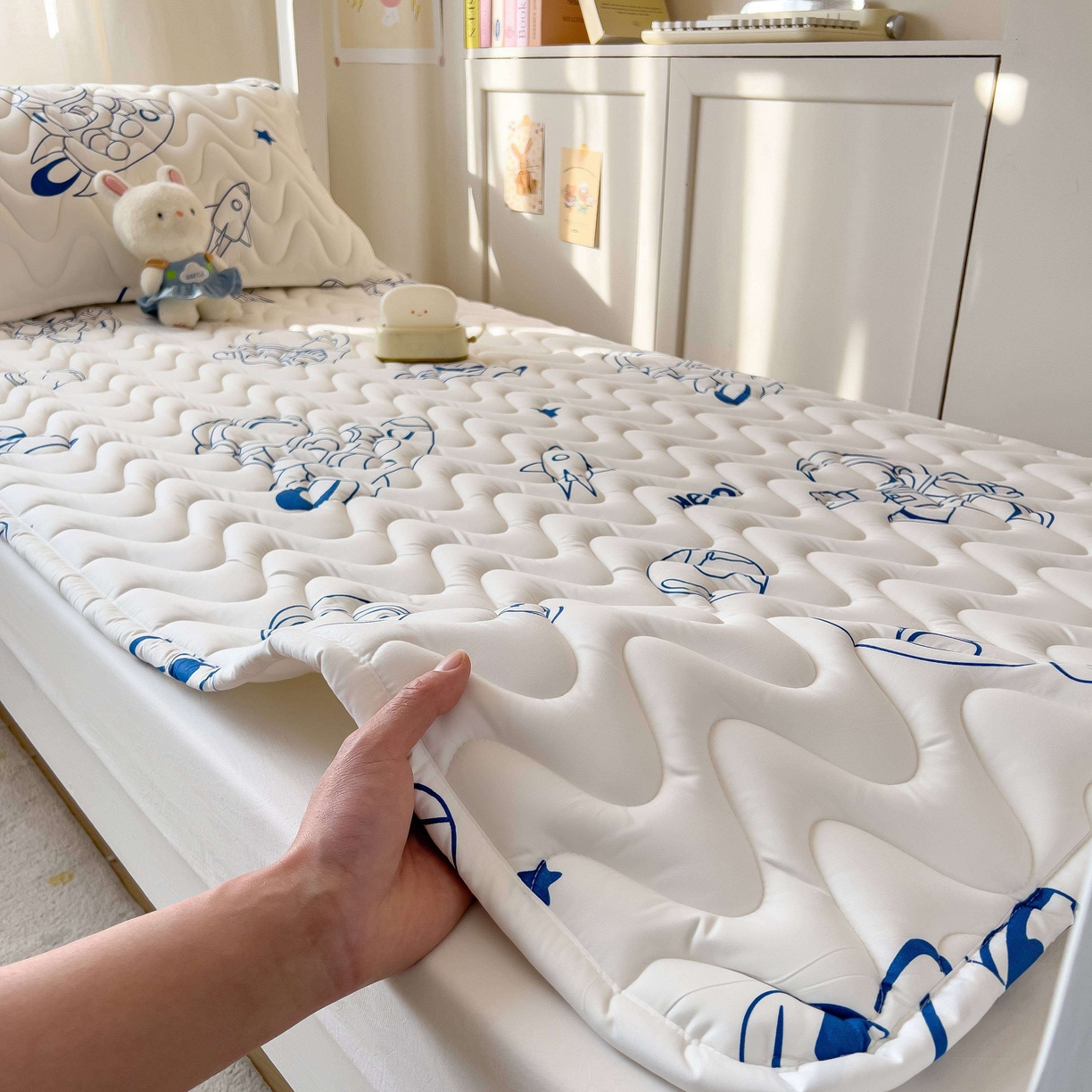 91家纺网 家纺一手货源 找家纺 希廷顿 2026新款印花夹棉防水床垫学生款 太空人