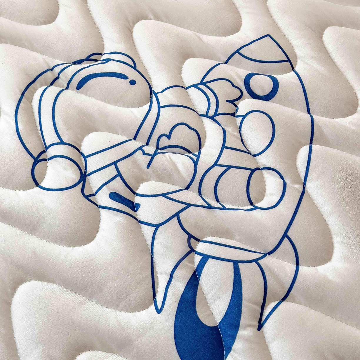 91家纺网 家纺一手货源 找家纺 希廷顿 2026新款印花夹棉防水床垫学生款 太空人