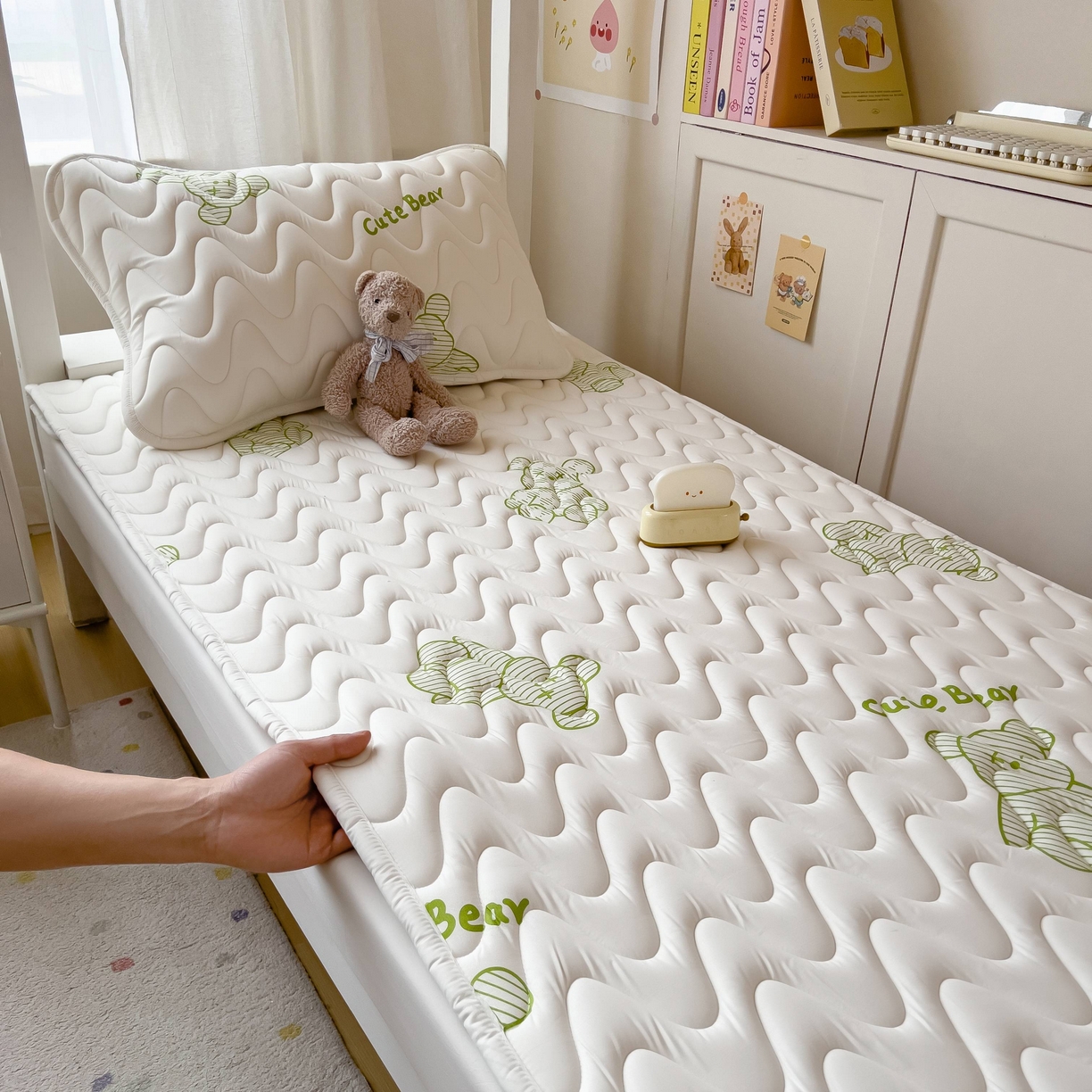 91家纺网 家纺一手货源 找家纺 希廷顿 2026新款印花夹棉防水床垫学生款 熊本熊