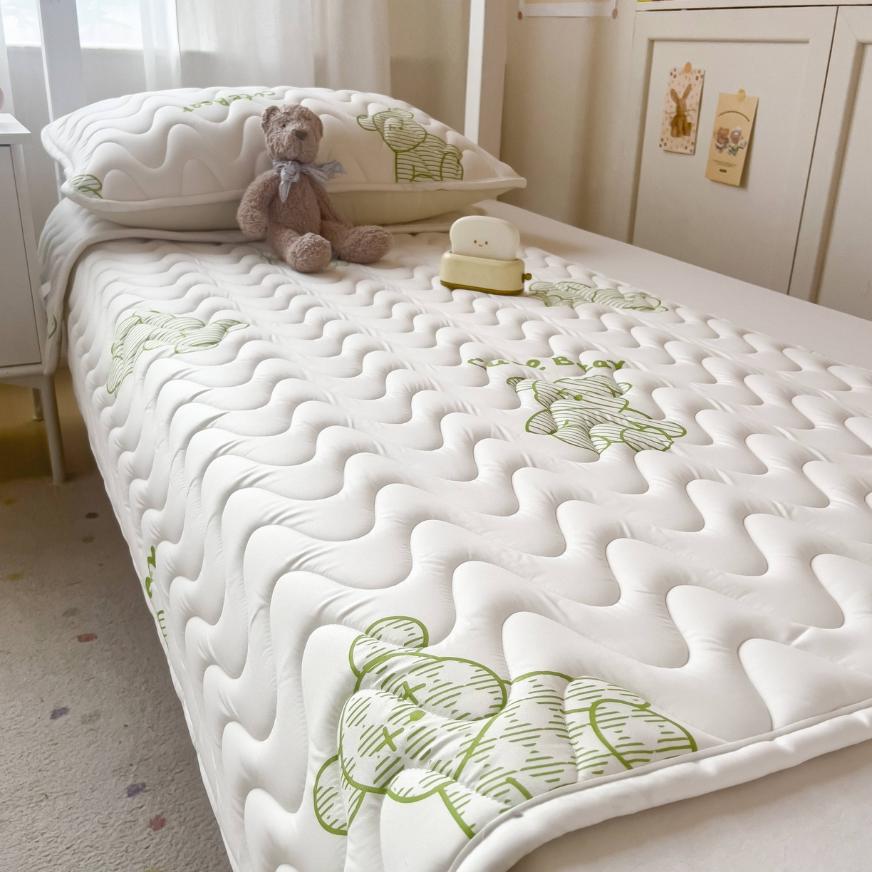 91家纺网 家纺一手货源 找家纺 希廷顿 2026新款印花夹棉防水床垫学生款 熊本熊