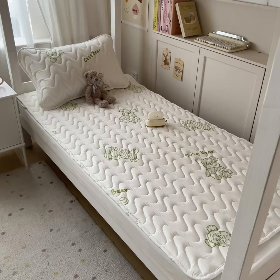 91家纺网 家纺一手货源 找家纺 希廷顿 2026新款印花夹棉防水床垫学生款 熊本熊