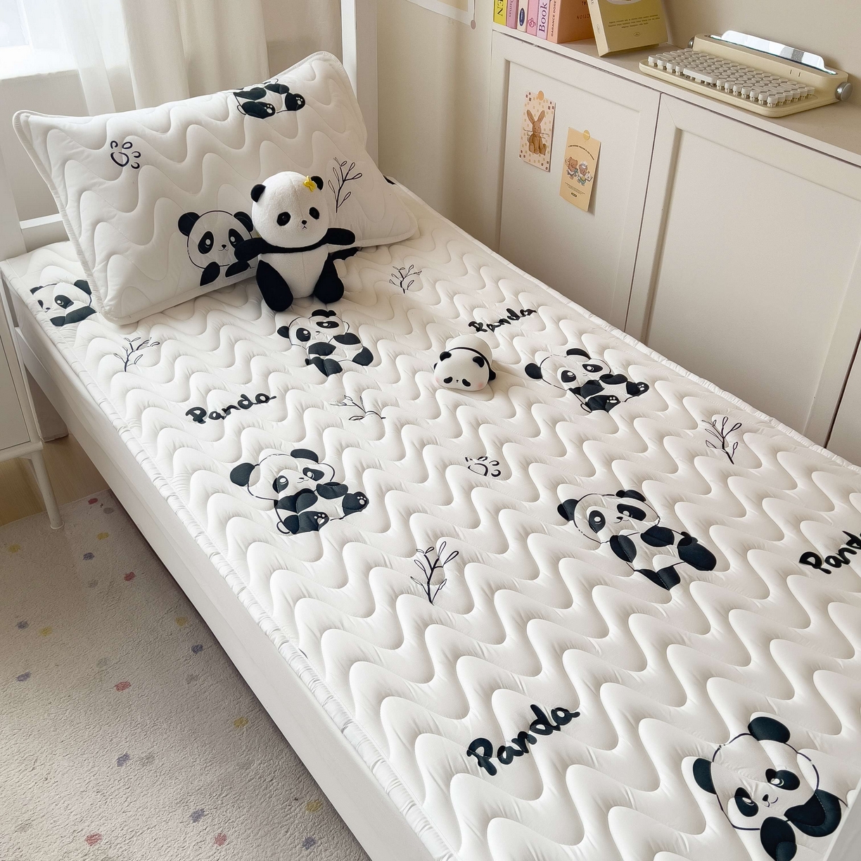 91家纺网 家纺一手货源 找家纺 希廷顿 2026新款印花夹棉防水床垫学生款 熊猫攀竹