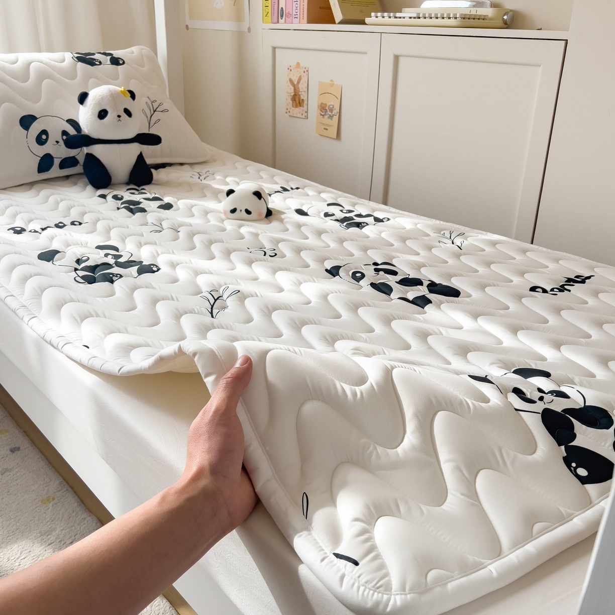 91家纺网 家纺一手货源 找家纺 希廷顿 2026新款印花夹棉防水床垫学生款 熊猫攀竹