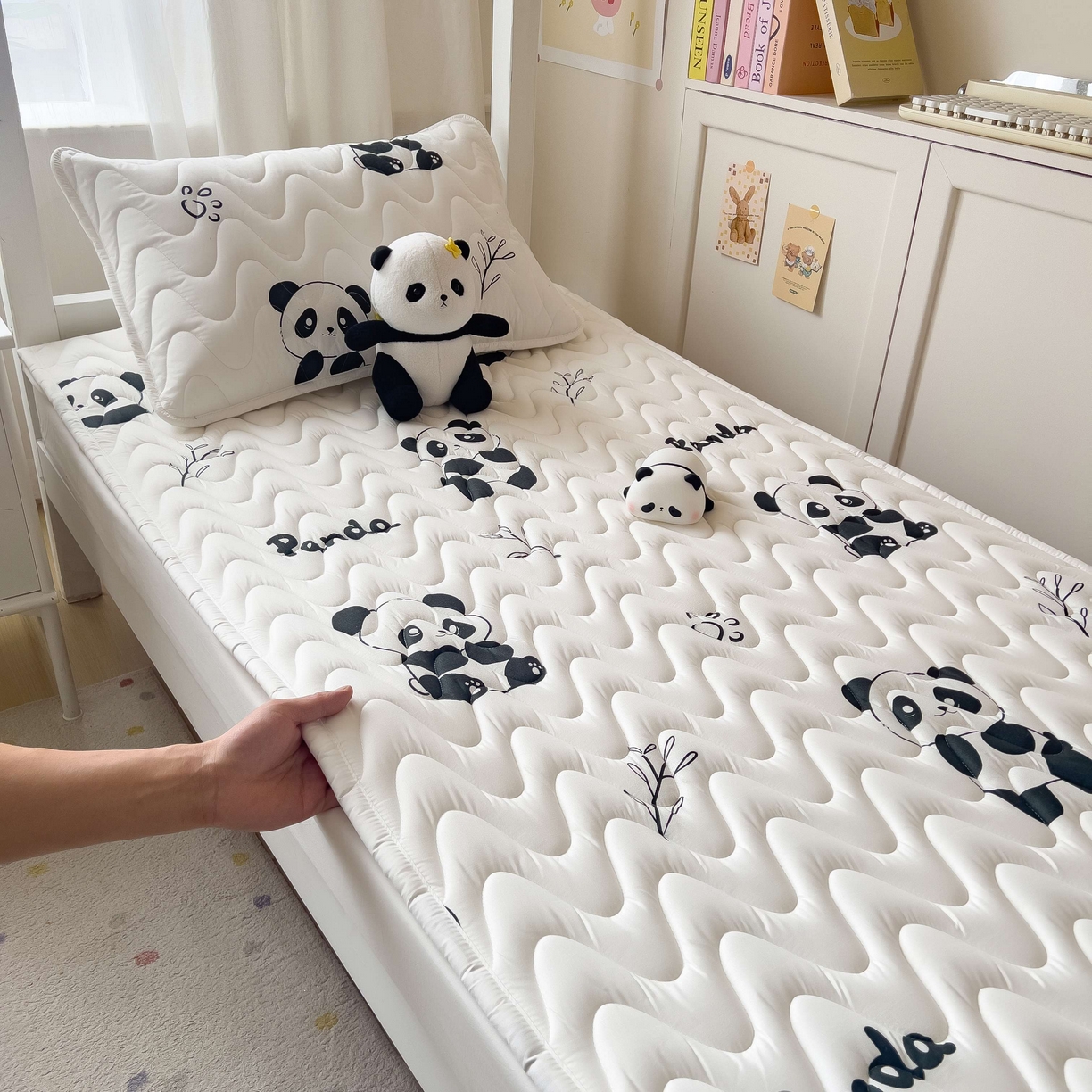 91家纺网 家纺一手货源 找家纺 希廷顿 2026新款印花夹棉防水床垫学生款 熊猫攀竹